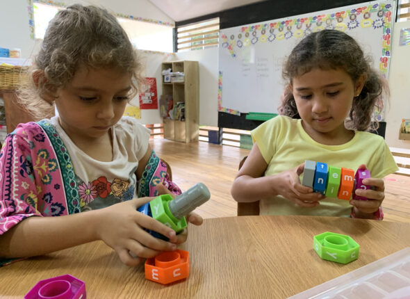 Indi-y-Tamara-jugando