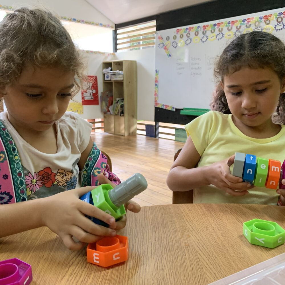 Indi-y-Tamara-jugando